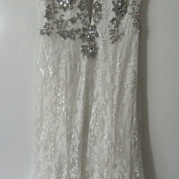 Cinderella Divinie White lace crystal embellished upper gown size 6 women’s - Picture 4 of 16